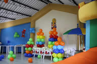 Salon decorado con globos