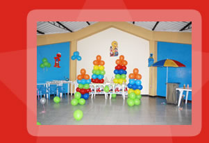 Decoracion con globos, icopor, manteles y mesas. Maquinas de alimentos.