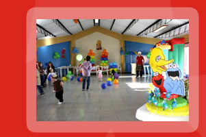 Decoracion con globos, icopor, manteles y mesas. Maquinas de alimentos.