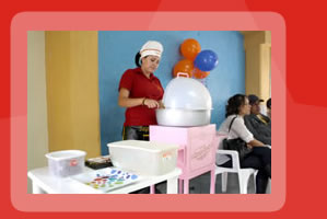 Decoracion con globos, icopor, manteles y mesas. Maquinas de alimentos.