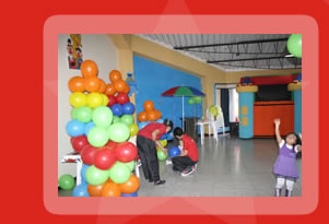 Decoracion con globos, icopor, manteles y mesas. Maquinas de alimentos.