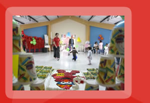 Decoracion con globos, icopor, manteles y mesas. Maquinas de alimentos.