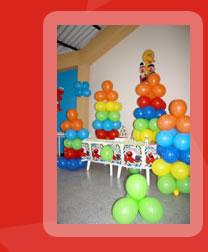 Decoracion con globos, icopor, manteles y mesas. Maquinas de alimentos.