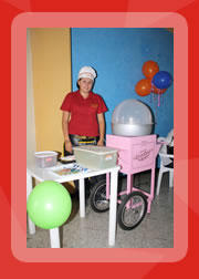 Decoracion con globos, icopor, manteles y mesas. Maquinas de alimentos.