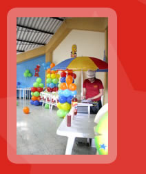 Decoracion con globos, icopor, manteles y mesas. Maquinas de alimentos.