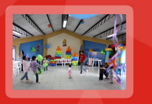 Decoracion con globos, icopor, manteles y mesas. Maquinas de alimentos.