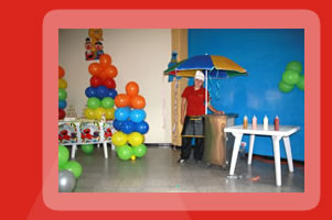 Decoracion con globos, icopor, manteles y mesas. Maquinas de alimentos.