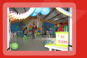 Decoracion con globos, icopor, manteles y mesas. Maquinas de alimentos.